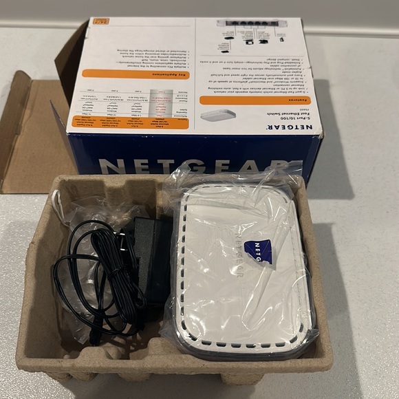 Netgear 5 port fast Ethernet switch 10/100 mps - Picture 2 of 6